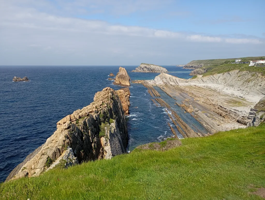 Formaciones Rocosas Junto A La Playa De Arnia cantabria